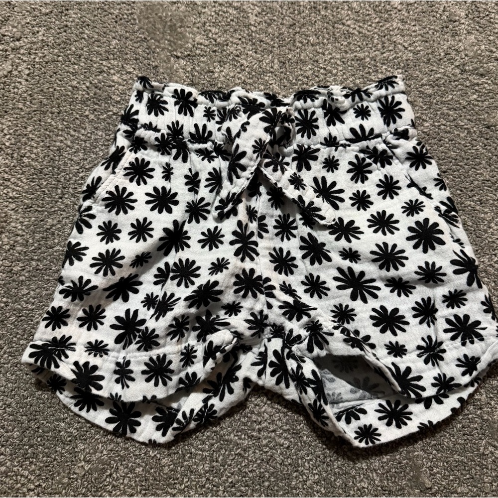 Bay Gap 2 years girls shorts in black and white great pattern and condition‎